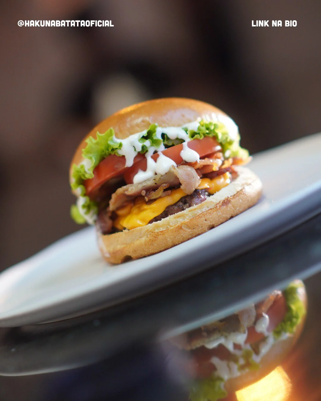 Hambúrguer artesanal Hakuna Batata com queijo cheddar, bacon crocante, salada e molho especial